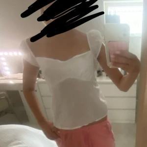 Vit blus med puffärmar och knyt - Supersöt vit blus. Anledningen till att jag säljer är för att den är för stor för mig och då åker ärmarna ner från mina axlar🤗🤗