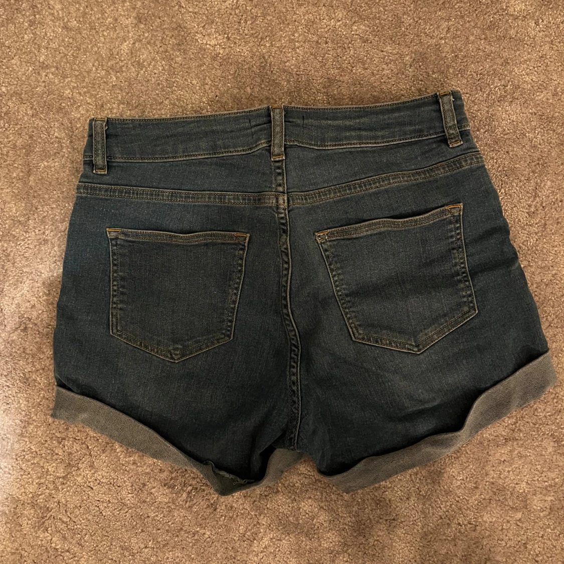 Mörkblå jeansshorts med uppvik - 1