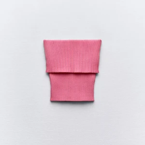 Rosa ribbad bandeau tubtopp S - Supersnygg rosa bandeau tubtopp i ribbad stretchig bomull. Toppen är ärmlös och croppad, perfekt att styla med höga jeans eller kjol. Enkel men trendig design som ger en cool vibe till din outfit.