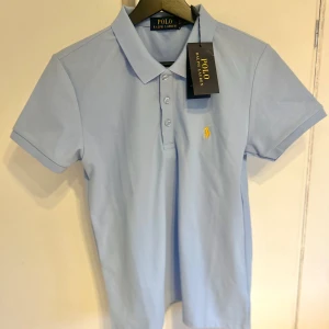 Ralph Lauren Pike - Säljer en ljusblå Ralph Lauren piké | Skick: 10/10 (Helt Ny) | Storlek: S (Passar även XS) | Nypris: 1299kr | 