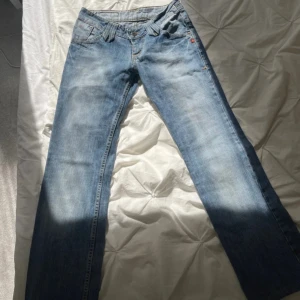 Lågmidjade jeans - Lågmidjade jeans, inga tecken på användning. MIDJEMÅTT: 34 cm, INNERBENSLÄNGD: 67 cm, MIDJEHÖJD: 15 cm