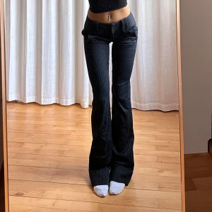 Lågmidjade bootcut kostymbyxor - Långa!! Vintage från United colors of Benetton💓midja 37 innerben 92 jae 165 (bilder från förra ägaren!!)