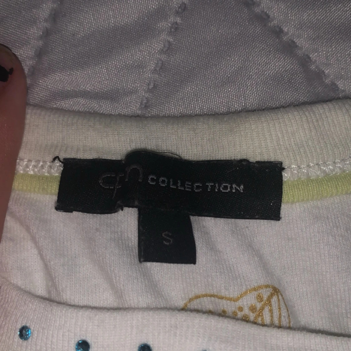 Vit linnetopp med blå blommor CN Collection - 1