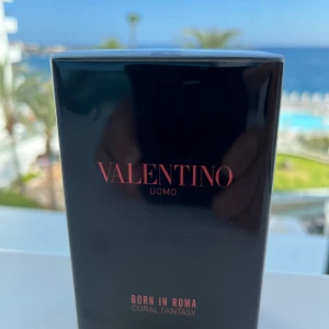 Valentino Born in Roma Coral Fantasy🪸 - Valentino Born in Roma Coral Fantasy EdT är en herrparfym i en lyxig flaska med nitar och gradient från silver till korallrosa.🪸 Doften är modern och fräsch, perfekt för dig som vill sticka ut med en unik och trendig parfym. Befinner mig i Spanien just nu men kommer hem om 1 vecka.🇪🇸Men så fort jag kommer tillbaka till hemmaplan så fraktar jag alla beställda produkter.📦 Så om du skulle beställa idag så förvänta 10 dagar frakt ungefär. Om du har några frågor kontakta mig gärna här på Plick!👍