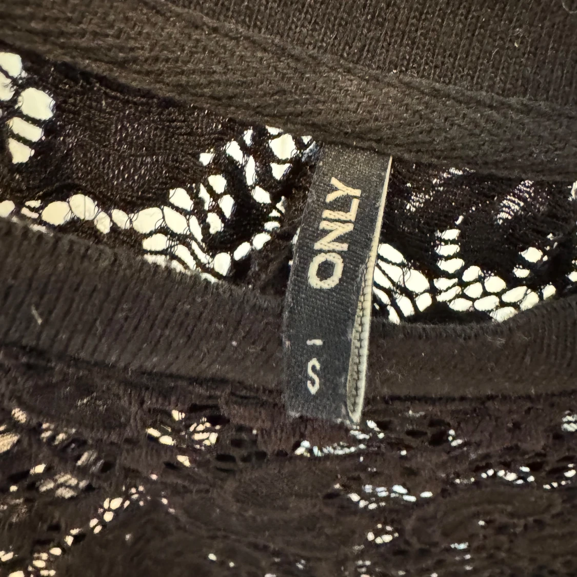 Svart spetsblus från ONLY - 2