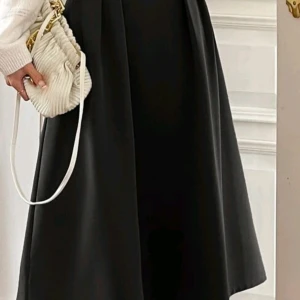 Svart långkjol  - Stilren svart långkjol från Dazy med hög midja och lätt utställd passform. Kjolen är helfärgad och aldrig använt. 