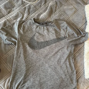 Nike Dri-Fit grå t-shirt - Säljer en grå Nike Dri-Fit t-shirt.
