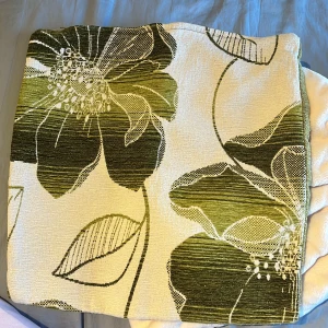 Kuddfodral design - 35x35 fin grön blommig design