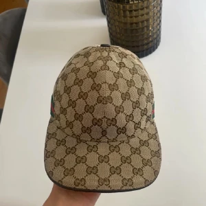 Gucci keps  - Den är i mycket bra skick defekt på insidan
