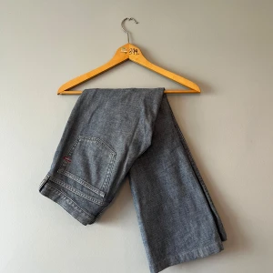 Blå bootcut jeans från Diesel, stl 30 - Snygga blå jeans från Diesel i bootcut-modell. 100% bomull. De har en liten fläck på baksidan, se bild!