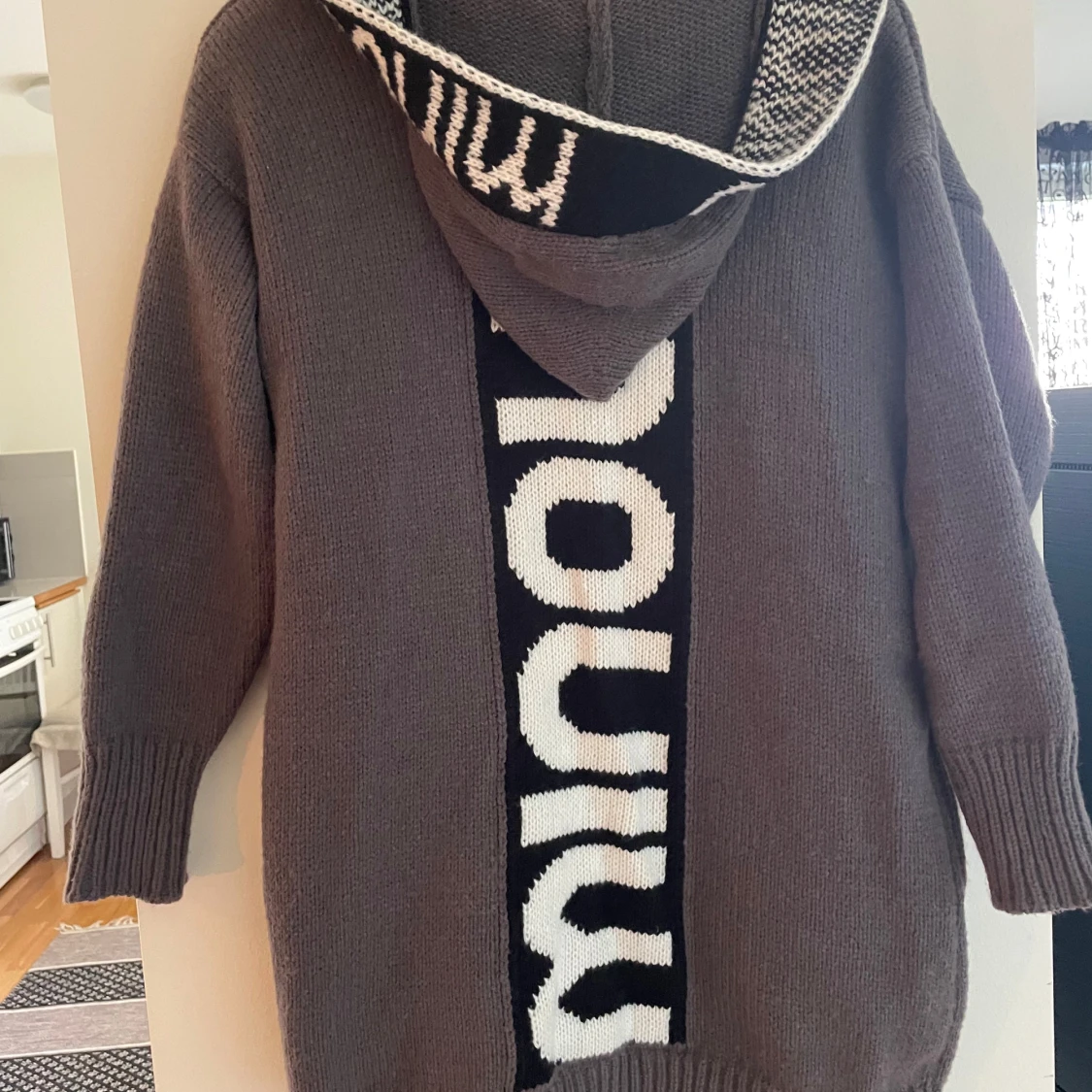 Grå stickad kofta med huva och mönster - 1