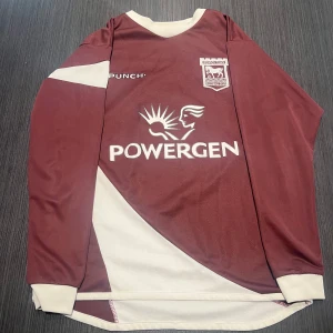 Äkta retro Ipswich målvaktströja longsleeve Jordan nr 1 punch - Säljer en riktigt snygg retro Ipswich målvaktströja longsleeve med Jordan nummer 1 eftersom den har blivit för liten! Tröjan är i storlek m i barn(12 år 152)! Den har några små defekter som visas på bilderna! Annars fint skick för att vara så gammal!  Perfekt inför sommaren!  Rekommenderar!  Hör av dig vid minsta lilla fundering och kolla gärna in mina andra artiklar!  Fotboll fotbollströja fotbollsskor Nike Barcelona T-shirt grisch thiago alcantara Adidas football shirt Madrid Liverpool Chelsea