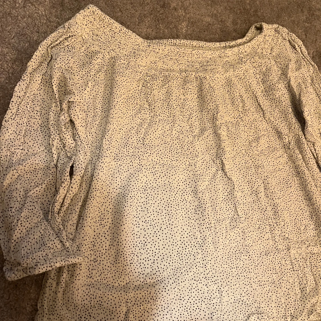 Vit prickig blus med trekvartsärm - 1