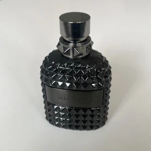 Valentino Eau de Parfum Intense 100ml - Valentino uomo Intense. 100ml flaska, har använts Max 5ml om ens det. Har låda och kvitto. Köpte den på Kanarieöarna i vintras. 