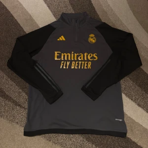 Real Madrid Tracksuit - Säljer nu min Real Madrid tracksuit. Knappt använt. Den är storlek XL men den är mindre i storlek så mer L. Vid frågor skriv bara.