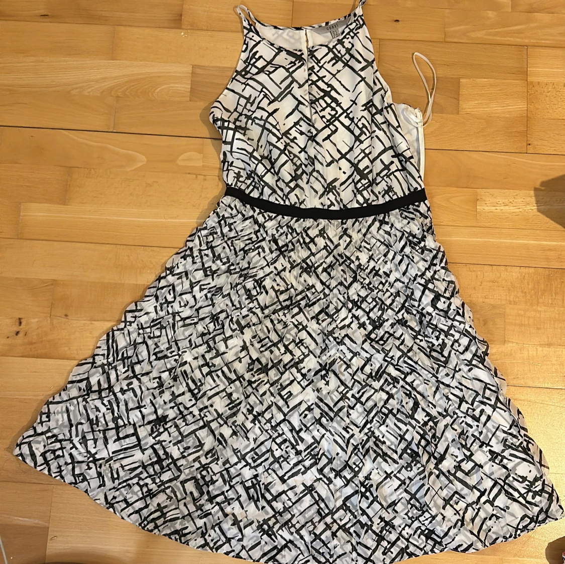 Vit och svart mönstrad klänning - 1