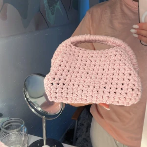 Handgjord ljusrosa stickad cloutch bag - Virkad egengjord coutch bag perfekt nu till sommaren, jag har vitkat den med tjockt rosa T-shirt tyg!💖💞