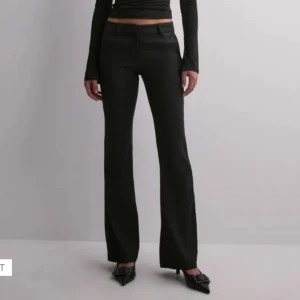 Svarta kostymbyxor - Svarta linnekostybyxor från Nelly❣️jättefint skick, nypris 500😊