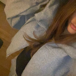 Croppad Jacka  - Jättefin Croppad jacka ifrån Zara, perfekt nu till våren eftersom jackan är varm och har ett tjockt material. 🤍