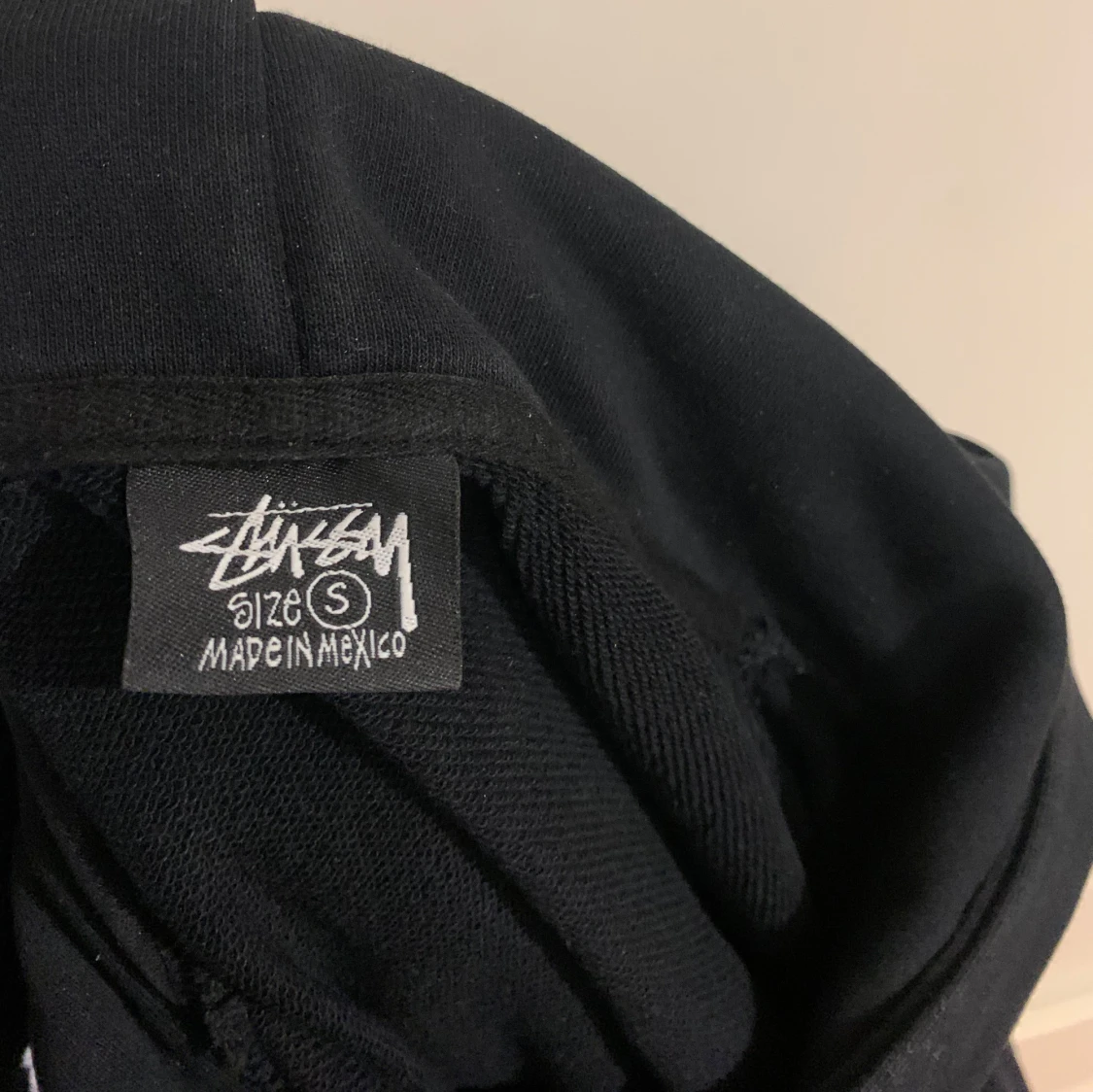 Svart hoodie från Stussy - 3