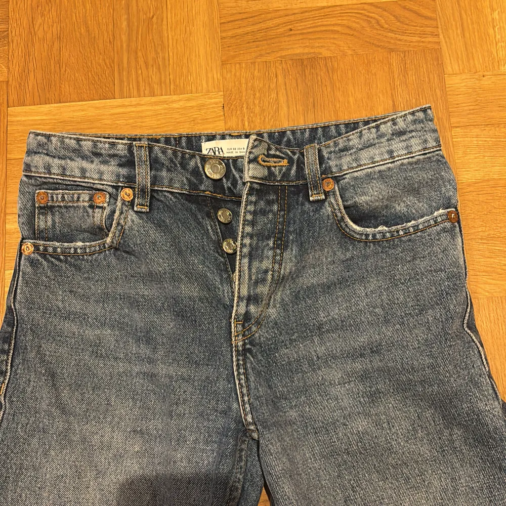 Säljer ett par snygga, blå, mid waist jeans från Zara. Passa mig inte längre därav säljer jag dem!. Farkut & Housut.