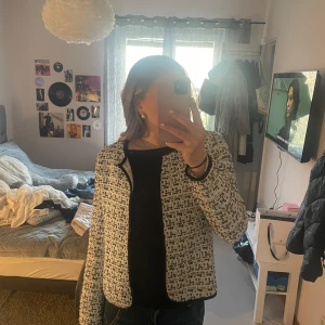 Svartvit kavaj / jacka  - Säljer denna svartvit mönstrade kavaj / vårjack i troligtvis en storlek S!