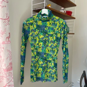 Ganni tröja  - Tröja i meshmaterial från Ganni. Strl XS. Materiallapp bortklippt, i övrigt fint skick! Se även mina andra annonser, 3 för 2 på allt! ✨