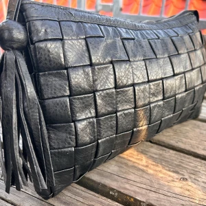 Stor svart vintage-clutch! - Stor svart vintage-clutch i skinn med dragkedja och tassel. Mått: 35 x 20 cm. I mycket bra skick!