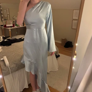 Satinklänning - Säljer denna satinkläningwn från Gina Tricot i storlek 36. Den är köpt här på plick💞