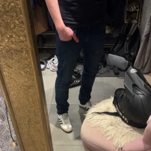 Mörkblå Lee jeans 32/32 - Snygga mörkblå Lee jeans med en slim passform. Perfekta för en stilren look. Storlek 32/32. Jag är 185 och väger 75 kg som referens.