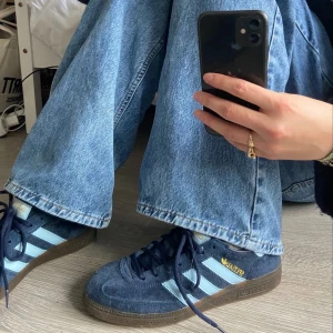 ADIDAS Handball Spezial💙 - Snygga Adidas Spezial sneakers i storlek 36, perfekt till våren!! Endast använda två gånger,  ny skick❣️