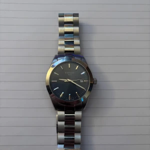 Tissot gentleman quartz - Tissot gentlemen quartz(batteri driven). Den har inga stora repor och den ser väldigt bra och ny ut.