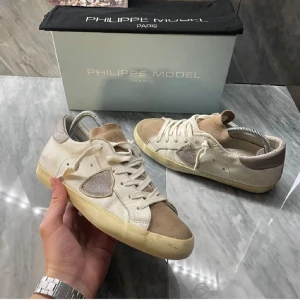 Sneakers från Philippe Model - Snygga sneakers från Philippe Model. Skick 7/10. Nypris 3000kr. Storlek 39 passar även 40. Låda och dustbag ingår INTE!