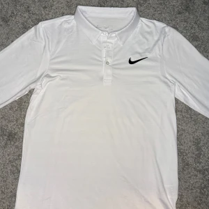 Nike tröja  - Säljer en stilren vit tränings pikétröja från Nike. Storlek S, skick 10/10 helt ny, passform loose-fit. Perfekt för en sportig och avslappnad look. Pris kan diskuteras vid snabb affär! 