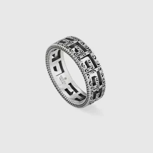 Gucci ring  - Gucci silver square G ring. Geometriskt mönster i 925 Sterling silver med åldrad finish, tillverkad i Italien. Självklart äkta, inköpt från SSENSE och kvitto finns. Nypris från Guccis hemsida idag är $410. Gucci size (IT) är 20. Aldrig använd och allting originalt medföljer. Bilder inlagda som referens samt egna :)