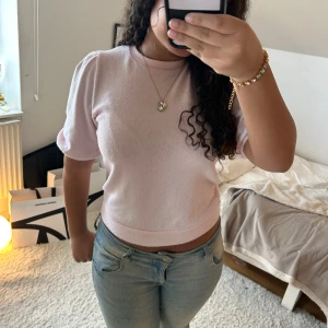 Ljusrosa kortärmad tröja - Säljer denna söta rosa stickade toppen med puffiga ärmar💓