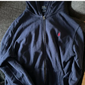 Ralph Lauren zip hoddie  - Säljer en stilren Ralph Lauren zip hoddie som är i bra skick.