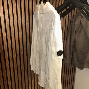 Vit hoodie från C.P. Company - Lite tunnare hoodie. Nypris 3500