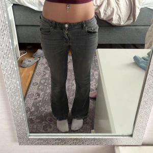 Grå bootcut jeans från Gina Tricot - Snygga grå bootcut jeans från gina tricot, kan alltid sänka pris!! Är 157cm och sitter bra i längden🫶🏻