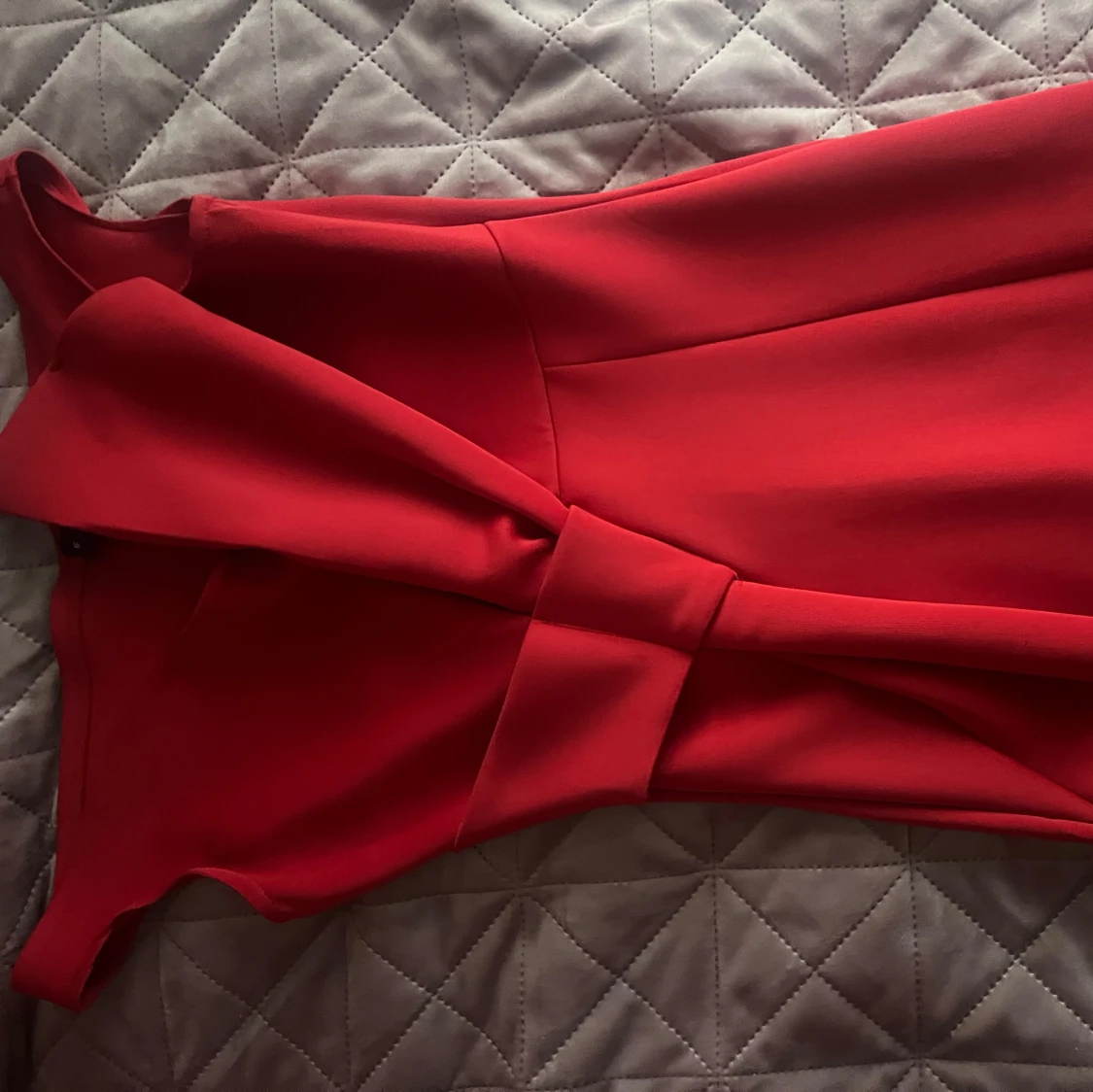 Röd klänning med volangdetaljer