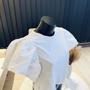 Vit blus med puffärmar - Säljer en stilren vit blus med puffiga kortärmar. Perfekt för en chic och modern look. Blusen har en rund halsringning och är tillverkad i ett lätt och bekvämt material. Passar bra som oversize modell (s/m/l storlek). Jag rekommenderar den varmt.🌸👌
