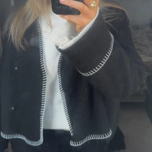 Vårjacka - Säljer denna fina ”blanket stitch jacket” från Gina tricot som är i fint skick 💕 skriv vid frågor