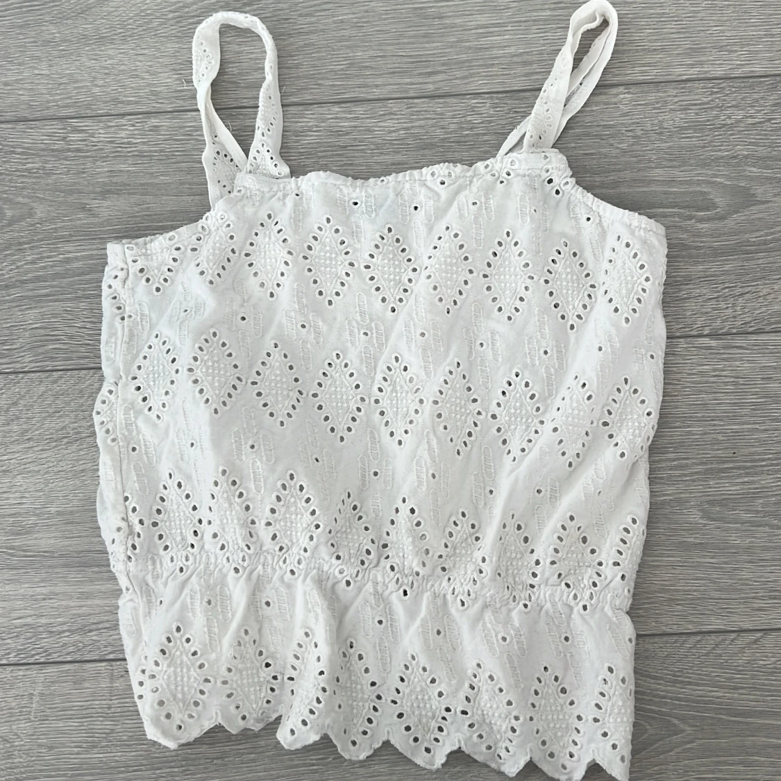 Vit broderad linnetopp från Pimkie