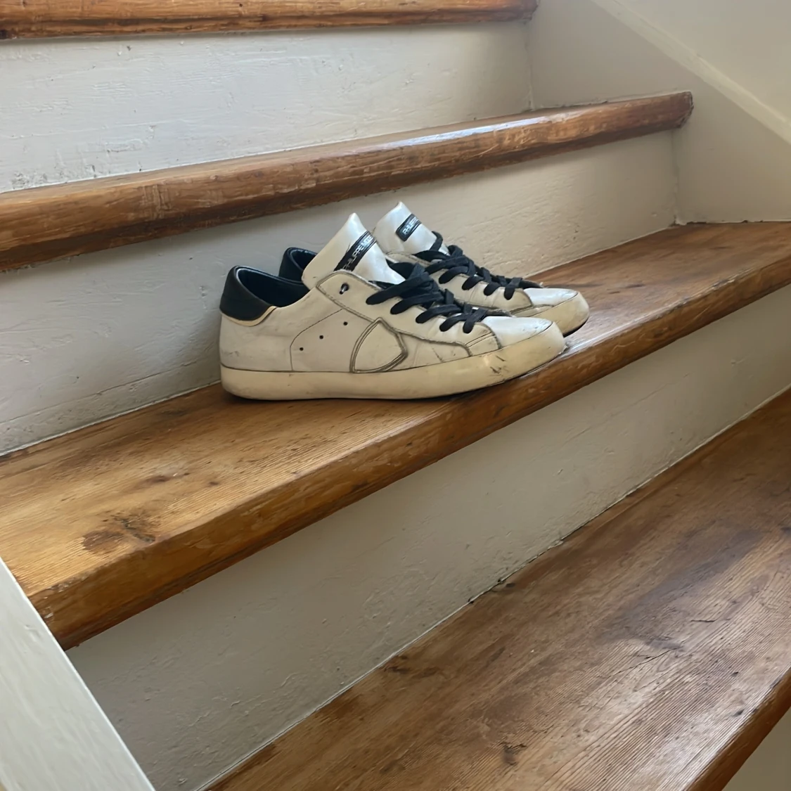 Vita sneakers från Philippe Model