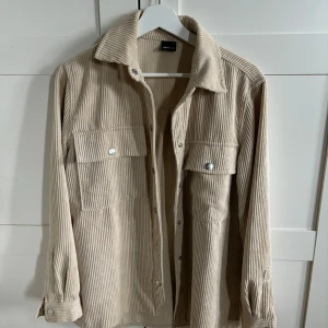 Beige manchester overshirt - Säljer denna jättefina Manchester skjorta från Gina tricot. Jag har denna i fler färger och älskar dessa, men just beige är inte riktigt min färg. Perfekt att ha nu på våren och sommaren. Nypris 450kr 💕