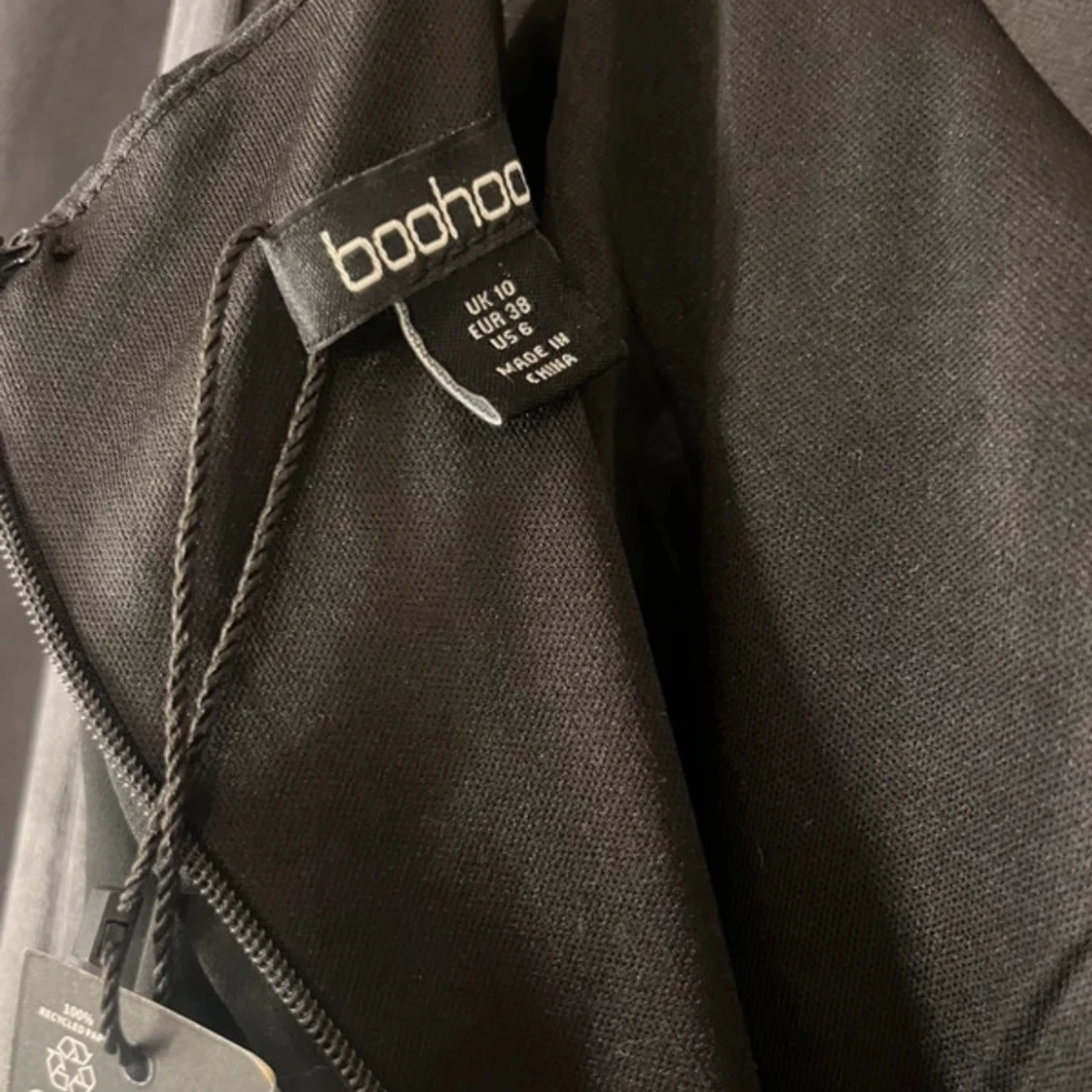 Svart klänning med volanger från Boohoo - 2