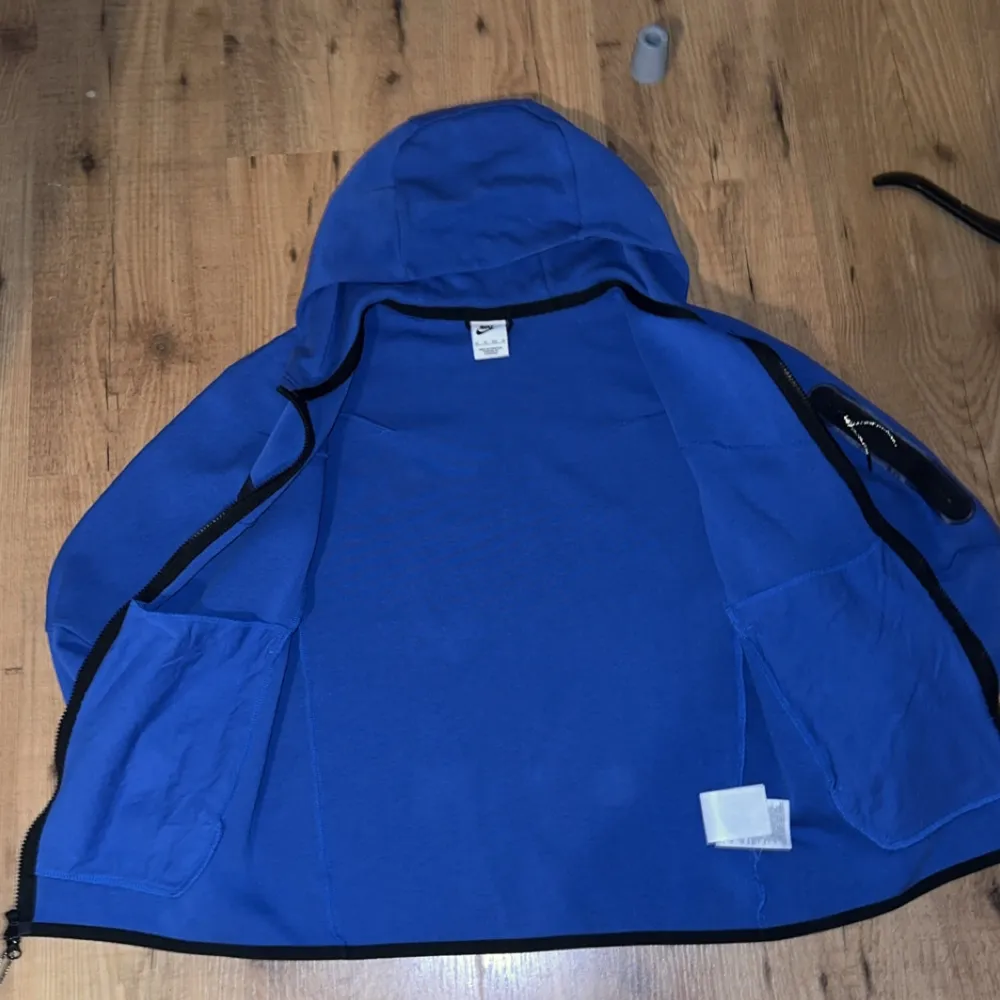Snygga blå mjukisbyxor från Nike med svart snörning i midjan. Perfekta för en avslappnad stil eller träning. Byxorna har en bekväm passform och är gjorda i ett mjukt material. Tröjans skick 8/10 byxorna 9/10. Hupparit & Collegepaidat.