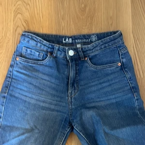 Blå jeans från LAB - Snygga blå jeans från LAB med klassisk femficksdesign. Perfekta för en avslappnad stil. Mycket bra skick stl 158 pris kan diskuteras