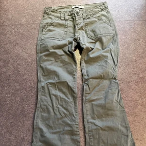 Gröna byxor från Aéropostale - Säljer ett par gröna byxor från Aéropostale i storlek 34/36. Byxorna är lågmidjade, bootcut. Superbra skick men tyvärr för små för mig. Rätt så långa i benen! Skriv gärna om ni vill ha fler bilder, pris kan diskuteras!