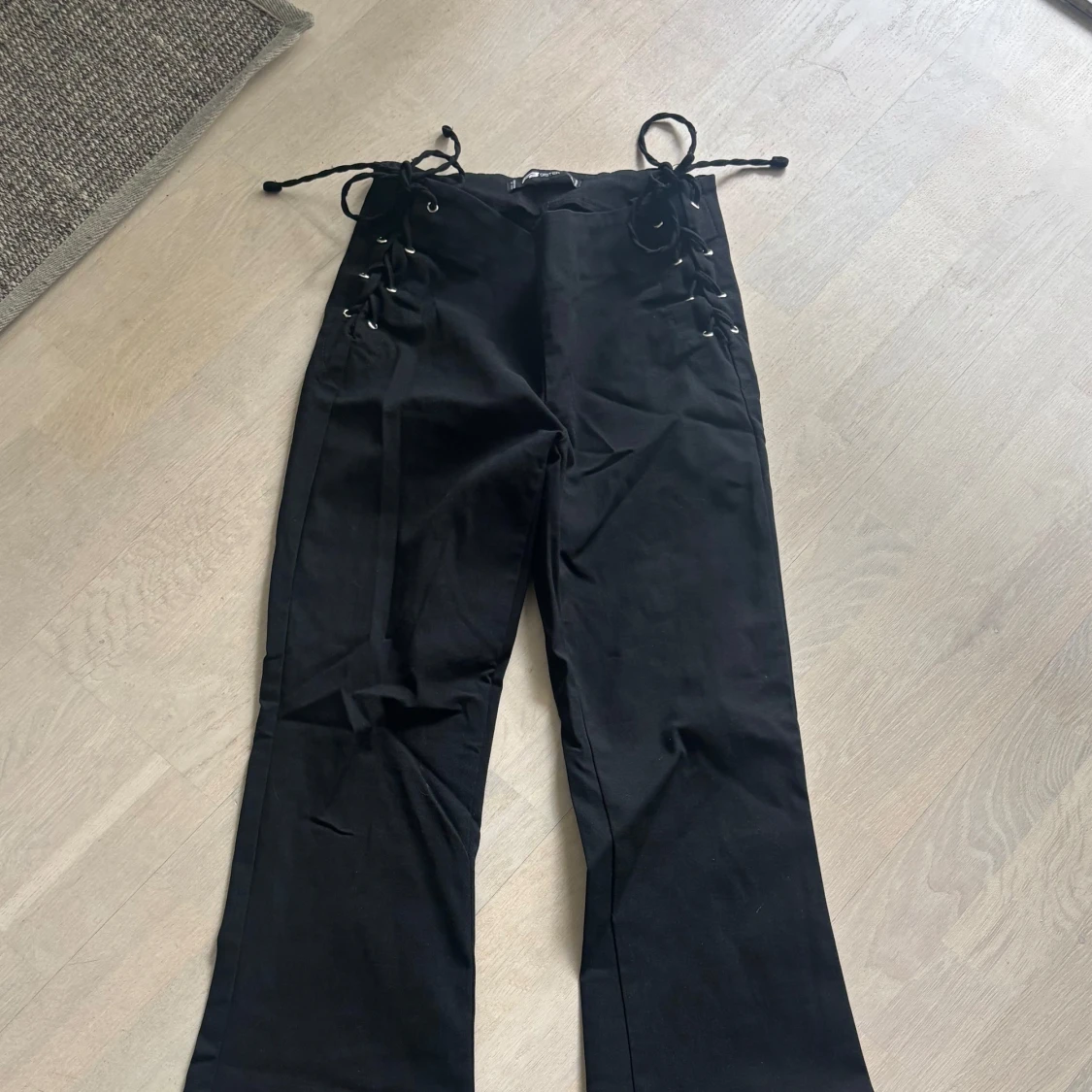 Svarta byxor med snörning - 3